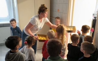 Dzieci zanoszą ciasteczka do kuchni