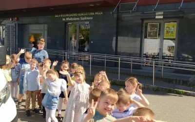 Dzieci stoją przed Teatrem
